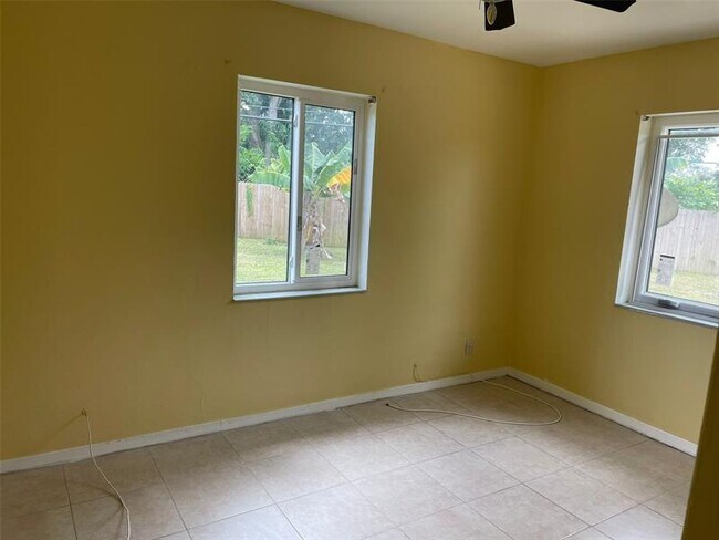 Foto del edificio - 1400 NW 15th Ct