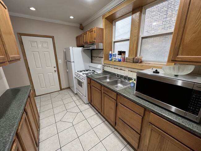 Foto del edificio - 6425 N Troy St