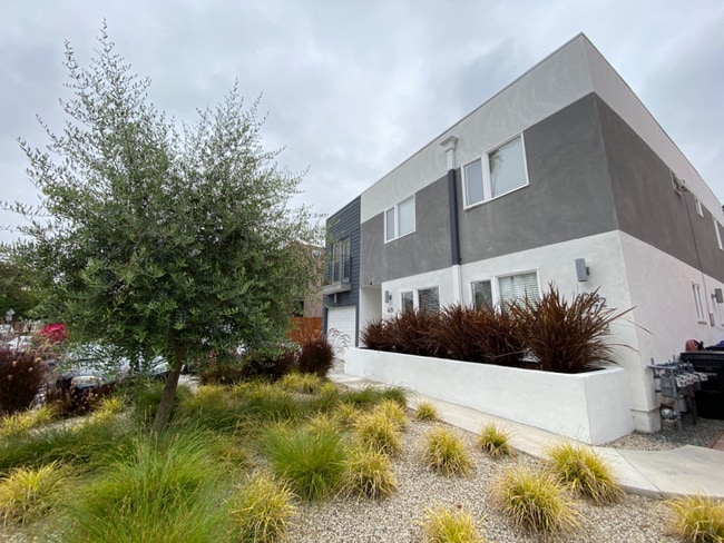 Building Photo - 625 N Mariposa Ave