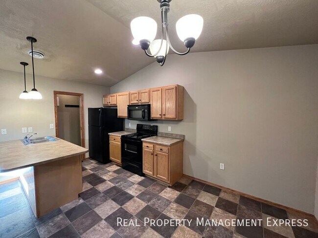 Foto del edificio - 2 Bedroom 2 Bathroom Townhome w/ a Single Stall Attached Garage in SW Sioux Falls