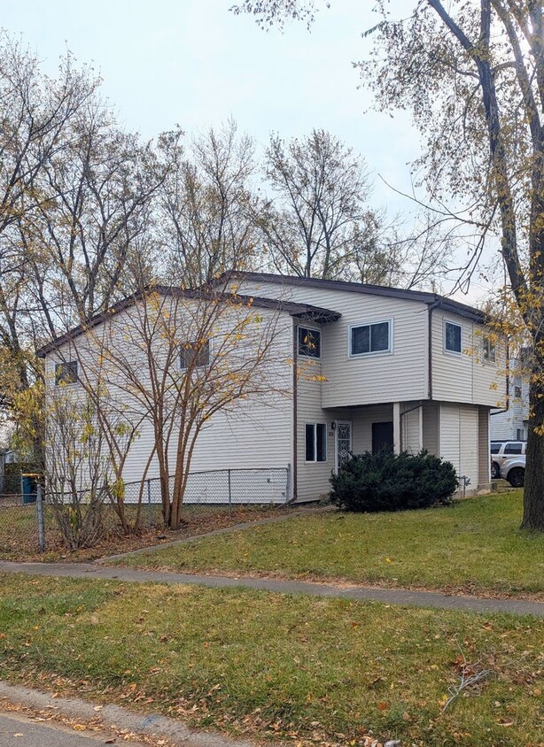 Primary Photo - 4 bd 1.5 ba townhome Joliet