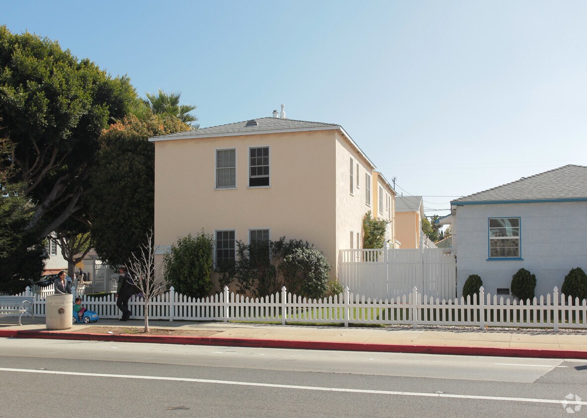 Building Photo - 1352 Ocean Park Blvd