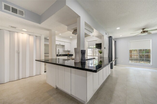 Foto del edificio - 7965 Kendalia Dr