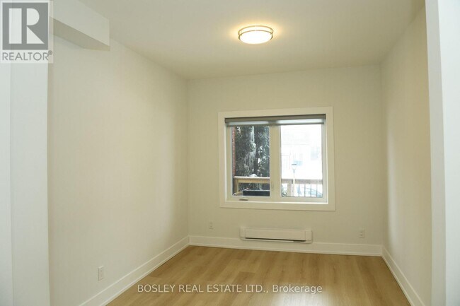 Photo du bâtiment - 214 Simpson Ave