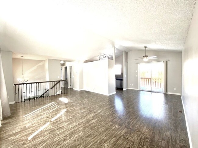 Building Photo - Lovely bi-level 3 bed/2 bath home with fen...