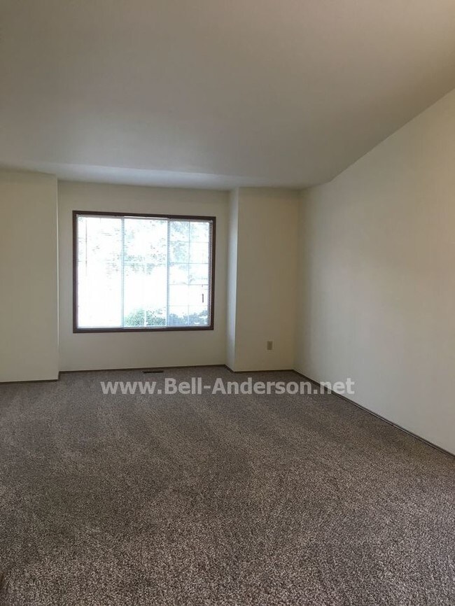 Building Photo - Cozy Rambler available NOW in KENT!!!