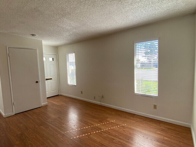 Building Photo - BEAUTIFULLY UPDATED - IN UNIT LAUNDRY - CL...