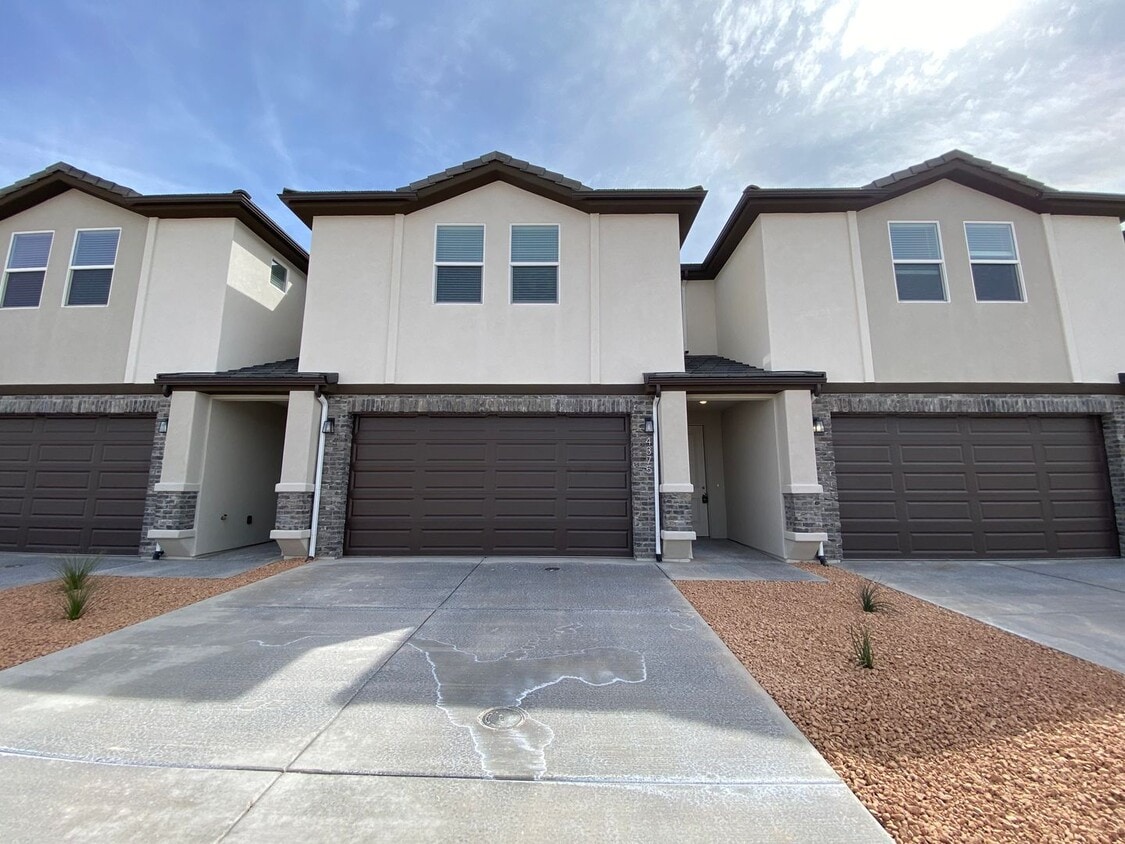 Primary Photo - NEWER 3 BEDROOM SAND HOLLOW TOWNHOME FOR R...