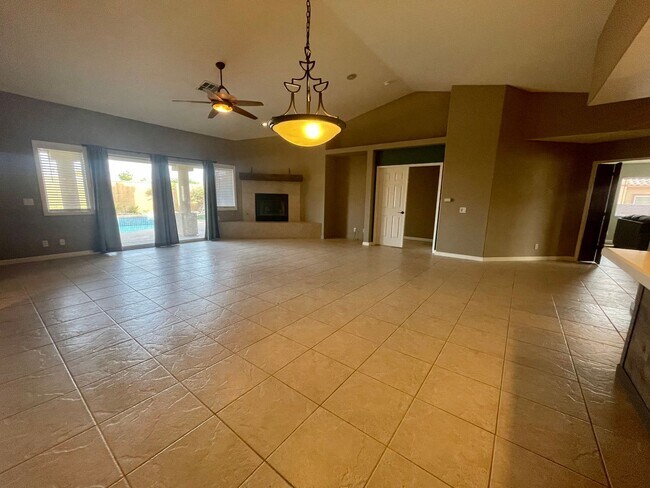 Foto del edificio - COMING SOON!!! Exquisite 3 Bedroom, 2 Bath...