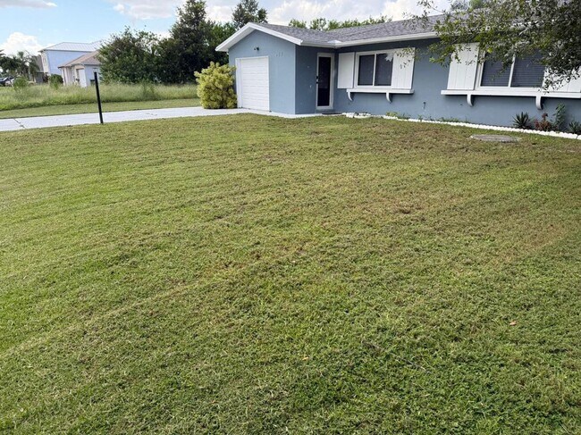 Foto del edificio - 371 SW Lakehurst Dr
