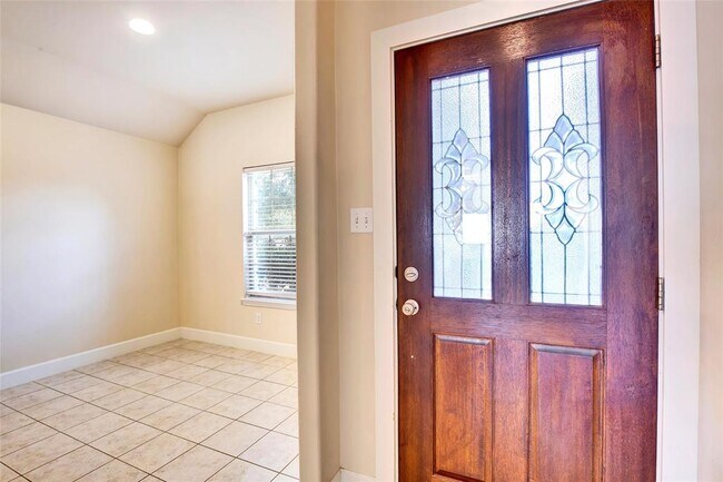 Building Photo - 356 Housefinch Loop