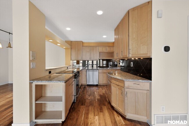 Foto del edificio - Airy 2BR Townhome in Lakewood