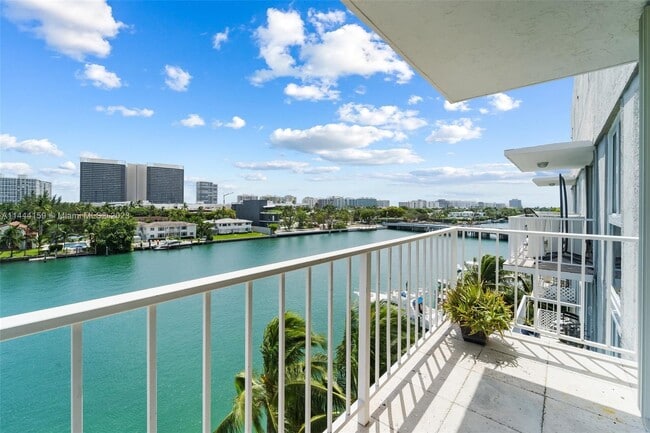 Foto del edificio - 9721 E Bay Harbor Dr