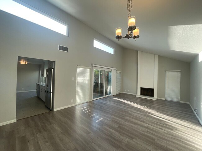 Foto del edificio - SPACIOUS 2BD/2BA CONDO IN ALAMDEA (BAYFARM ISLAND)!!! Available 02/01/2026