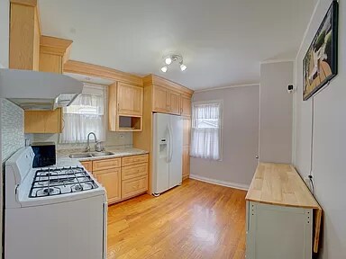 Building Photo - 12755 Hoyne Ave