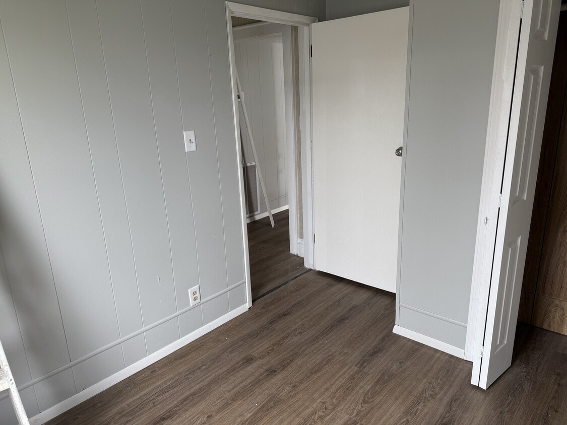 Primary Photo - 104 Ball St