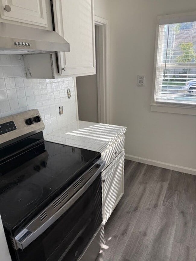 Building Photo - Burlingame Charming One-Bedroom Home  Open Saturday 3:30pm
