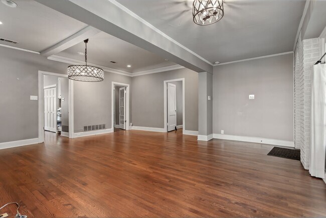 Building Photo - 2 Bedroom, 2 Bath Tudor on the M Streets!