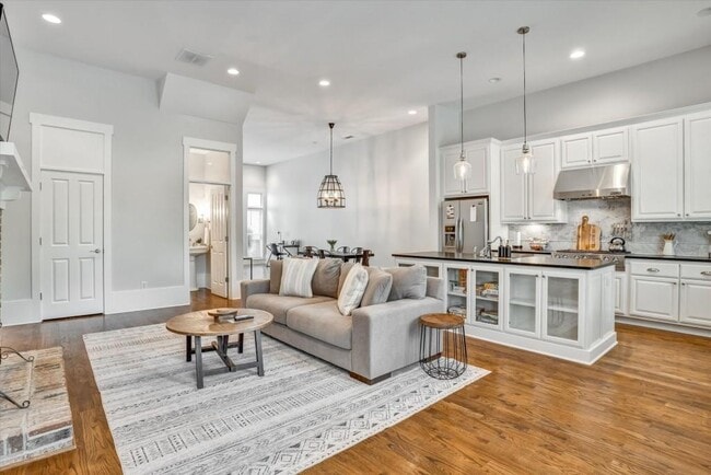 Building Photo - 10671 Serenbe Ln