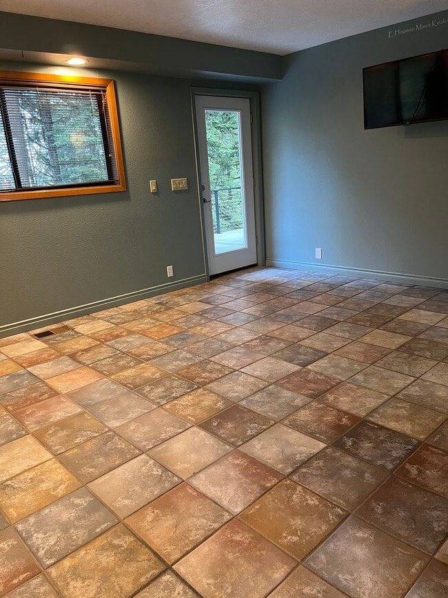 Building Photo - Beautiful Large 1 Bedroom Apartment in McMinnville