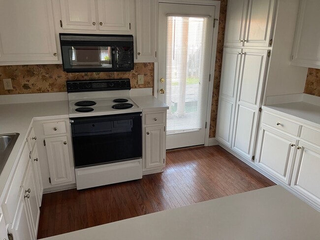 Building Photo - Charming 2 Bed, 2 Bath Townhome with Fence...