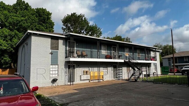 Building Photo - 427 Hollyvale Dr