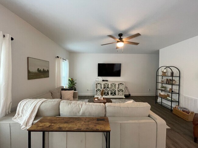Foto del edificio - Beautiful 4 BR House in Nicholasville! All...