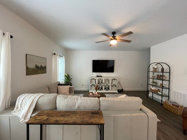 Building Photo - COMING SOON-Beautiful 4 BR House in Nichol...