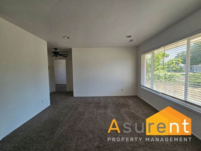 Foto del edificio - Spacious 3-Bedroom, 2-Bath Home in Convenient Medford Location