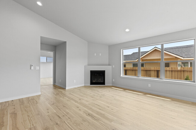 Gas fireplace - 420 Rogue River Pky