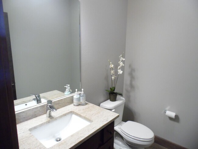 Building Photo - AVAILABLE NOW! Great Town Home Great Locat...
