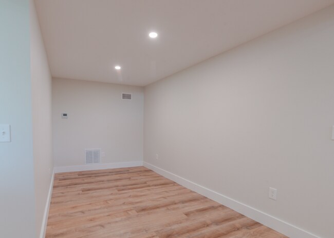 Building Photo - 67 Elm St