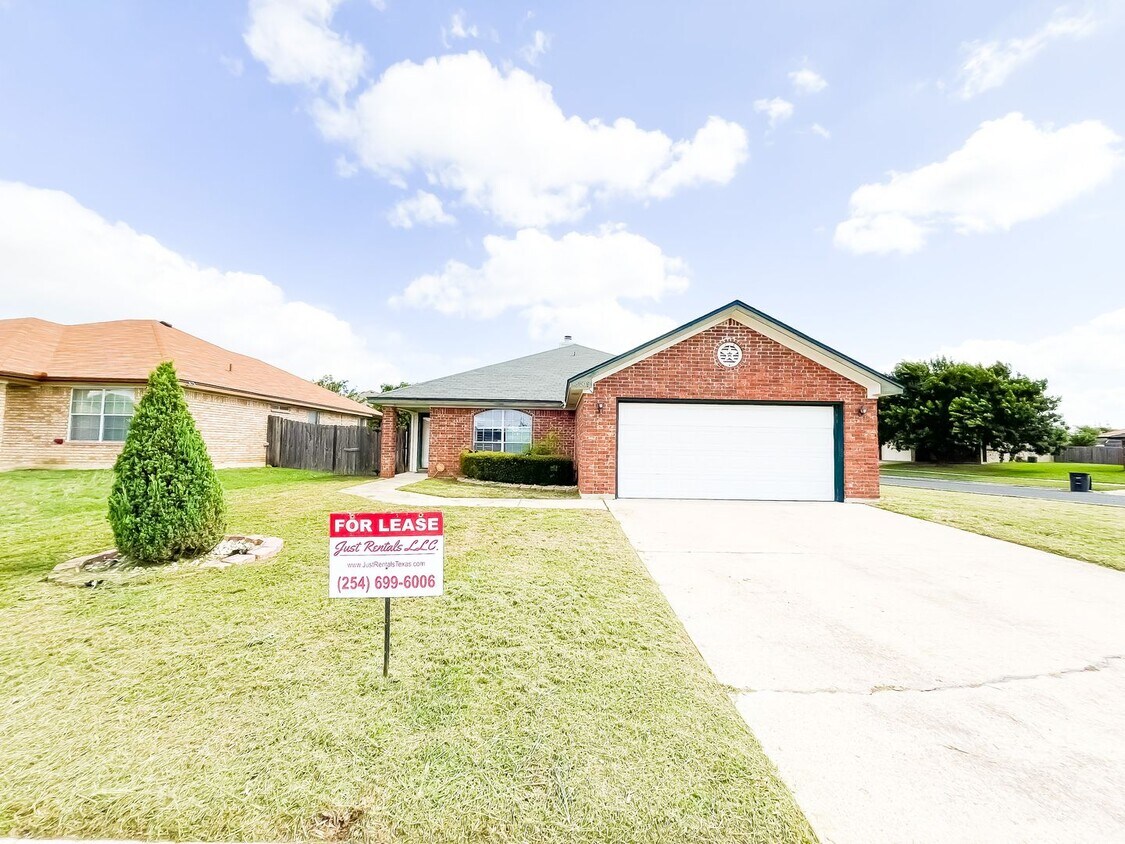 Available NOW This home is centrally loca... - Available NOW  This home is centrally loca...