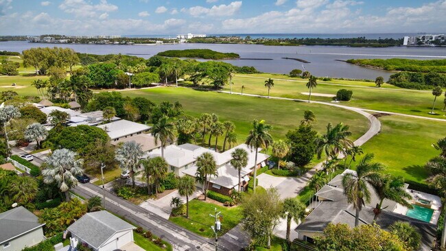 Foto del edificio - 1102 N Golfview Rd