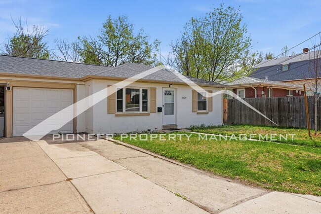 Building Photo - Updated 1/2 Duplex with Washer/Dryer and Fenced Yard
