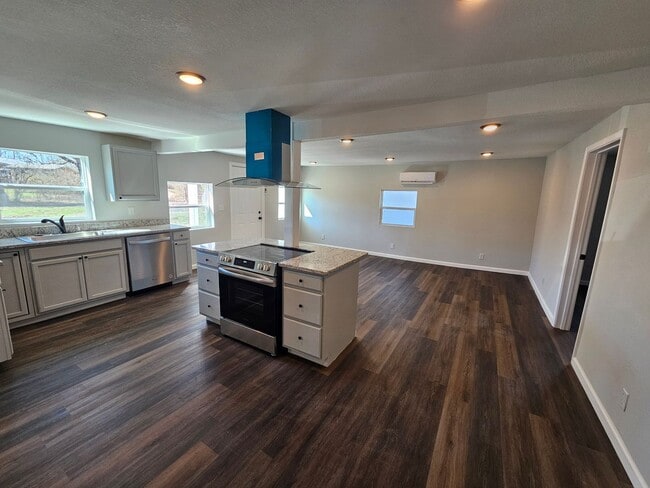 Building Photo - 2 Bedroom 2 bath home in Strawberry Plains/Knoxville with large garage, available Now!