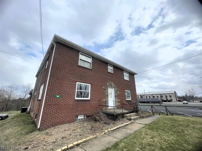 Building Photo - 160 Fernwood Rd