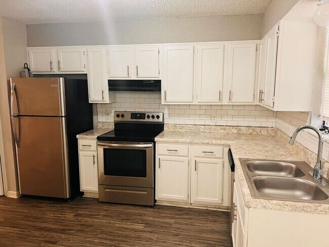 Building Photo - 1800 Labette Manor Dr