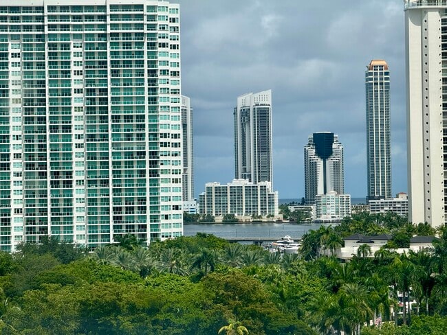 Foto del edificio - 2851 NE 183rd St