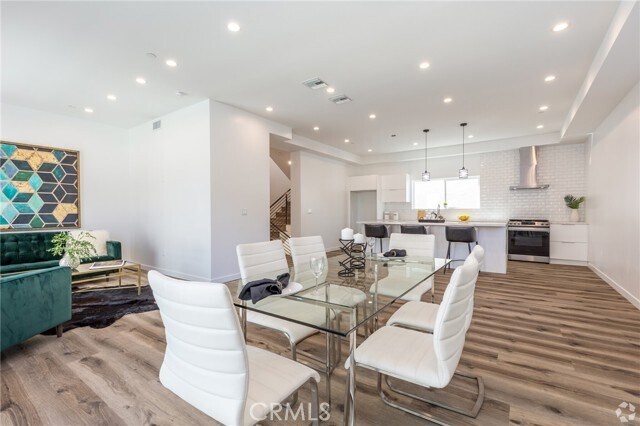 Foto del edificio - 5655 Hazeltine Ave