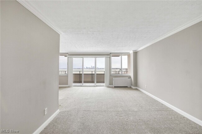 Foto del edificio - 12900 Lake Ave
