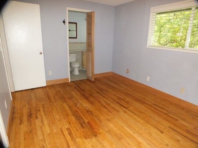 Building Photo - West Linn Classic