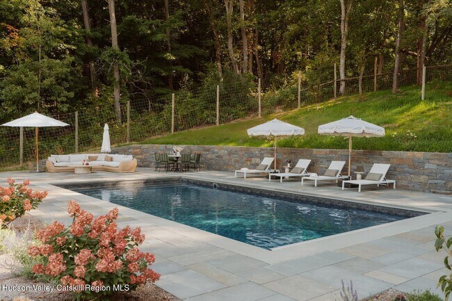 Foto del edificio - 8000 Albany Post Rd