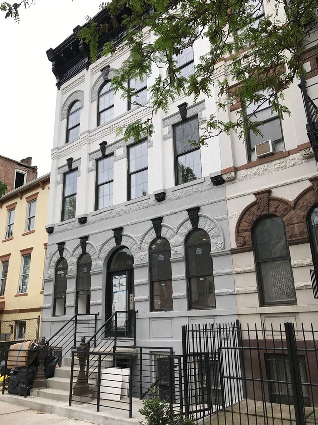 Primary Photo - 686 Jefferson Ave