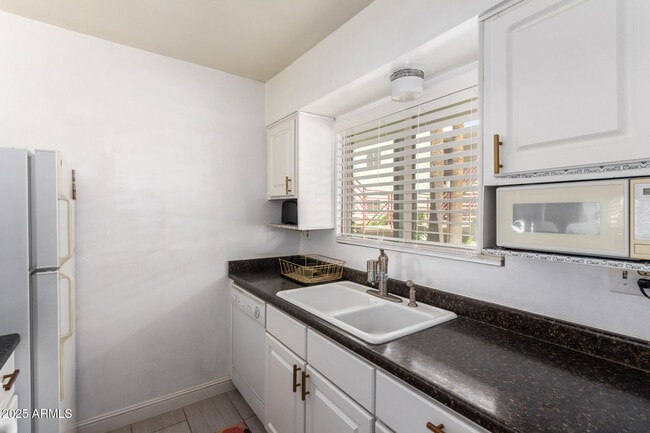 Building Photo - 4610 N 68th St