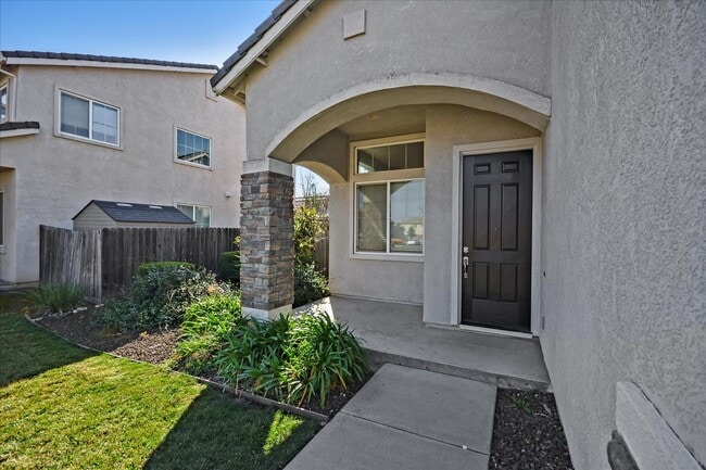 Building Photo - OPEN & SPACIOUS, 4 BEDROOM, 3 BATH 2 STORY...