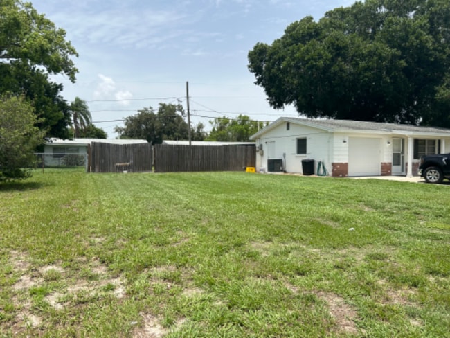 Building Photo - 4933 Manor Dr