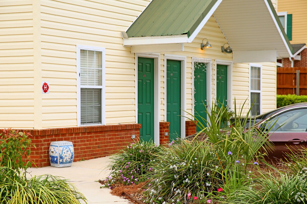 Walk to FSU - 990 W Brevard St