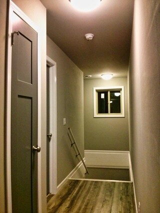 Stairs Landing - 342 Norbeck N St