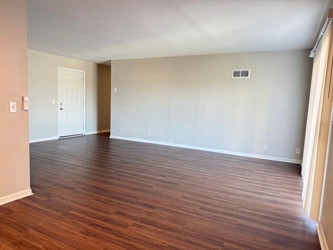 Building Photo - 2 Bedroom Unit was recently renovated. Live walking distance from the downtown square or steps fr...